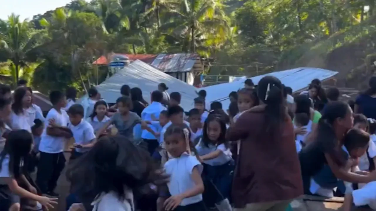 Filipinler'de 7,8 depremle yer yerinden oynadı! İşte o korkunç anlar