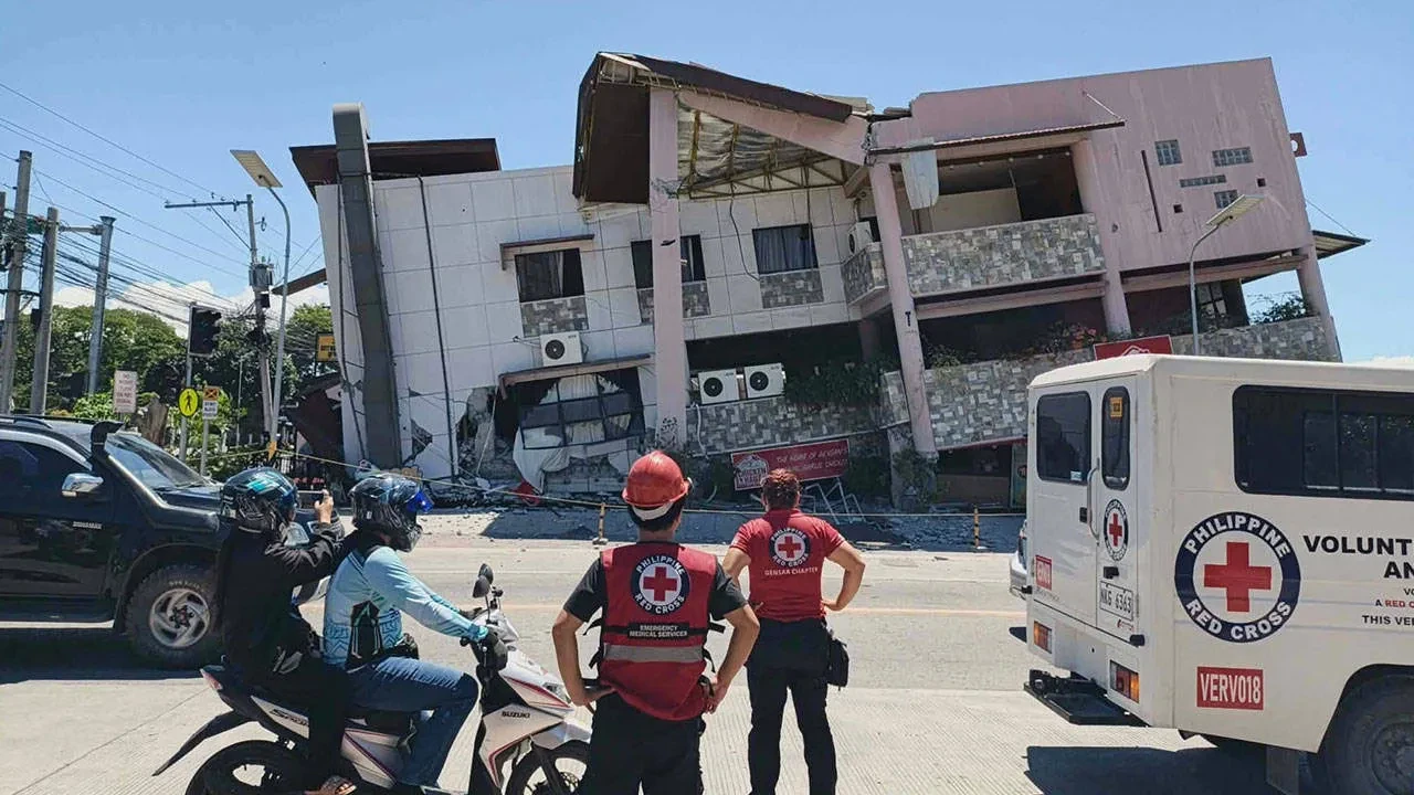 Filipinler'de 7.8’lik deprem felaketinde can kaybı 35'e yükseldi