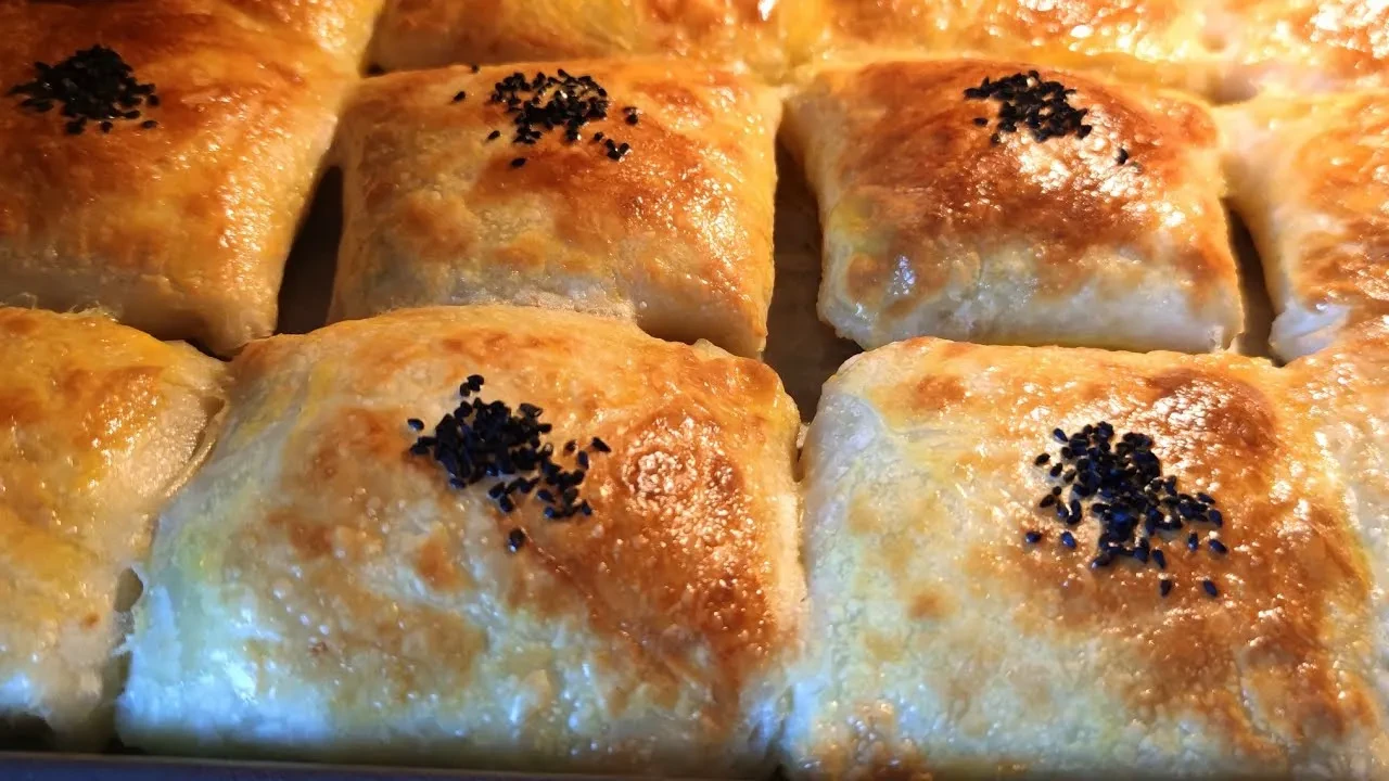 Gelinim Mutfakta'dan tombik etli börek tarifi! Kokusuyla mest edecek, çay saatinde tabak tabak gidecek