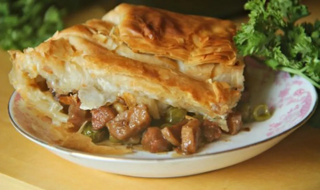 Gelinim Mutfakta'dan tombik etli börek tarifi! Kokusuyla mest edecek, çay saatinde tabak tabak gidecek