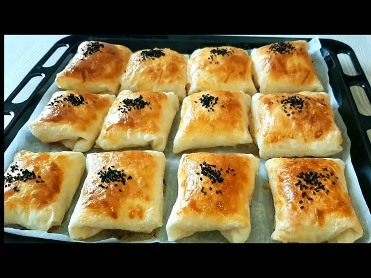 Gelinim Mutfakta'dan tombik etli börek tarifi! Kokusuyla mest edecek, çay saatinde tabak tabak gidecek
