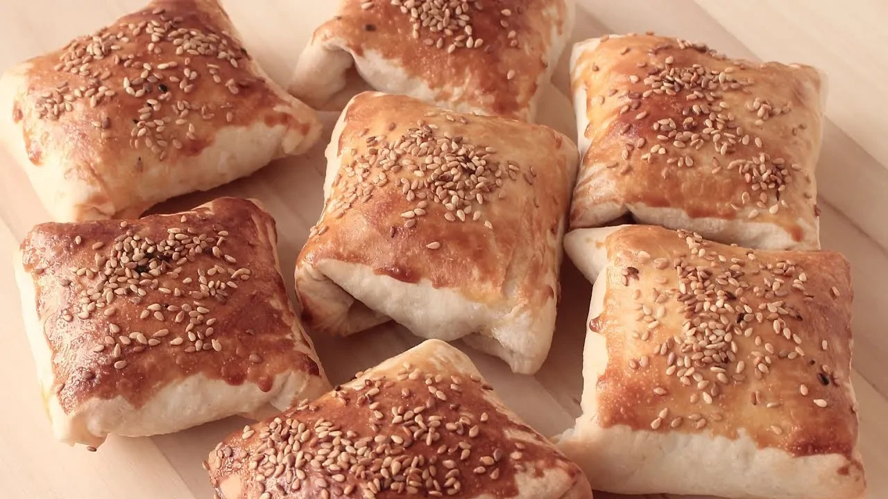 Gelinim Mutfakta'dan tombik etli börek tarifi! Kokusuyla mest edecek, çay saatinde tabak tabak gidecek