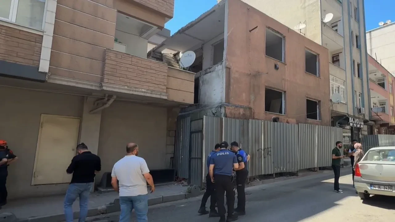 Küçükçekmece’de yıkım sırasında korku dolu anlar! 3 işçi enkaz altında kaldı