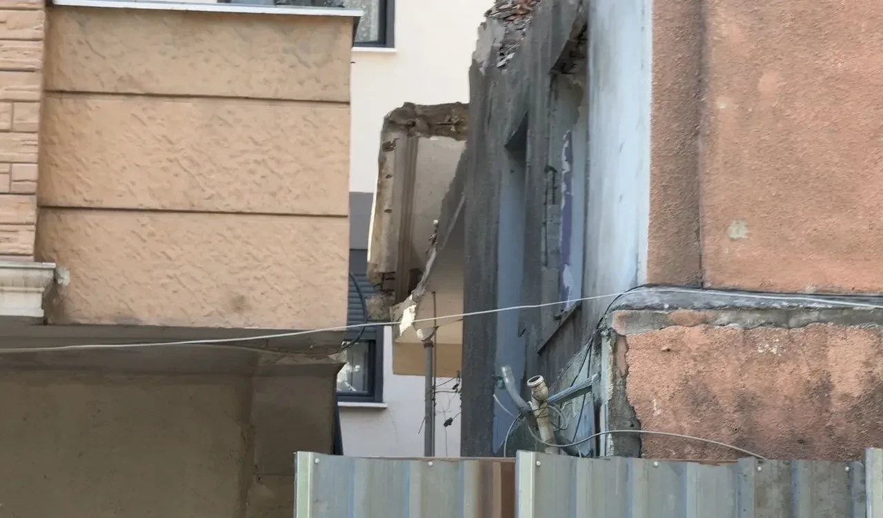 Küçükçekmece’de yıkım sırasında korku dolu anlar! 3 işçi enkaz altında kaldı