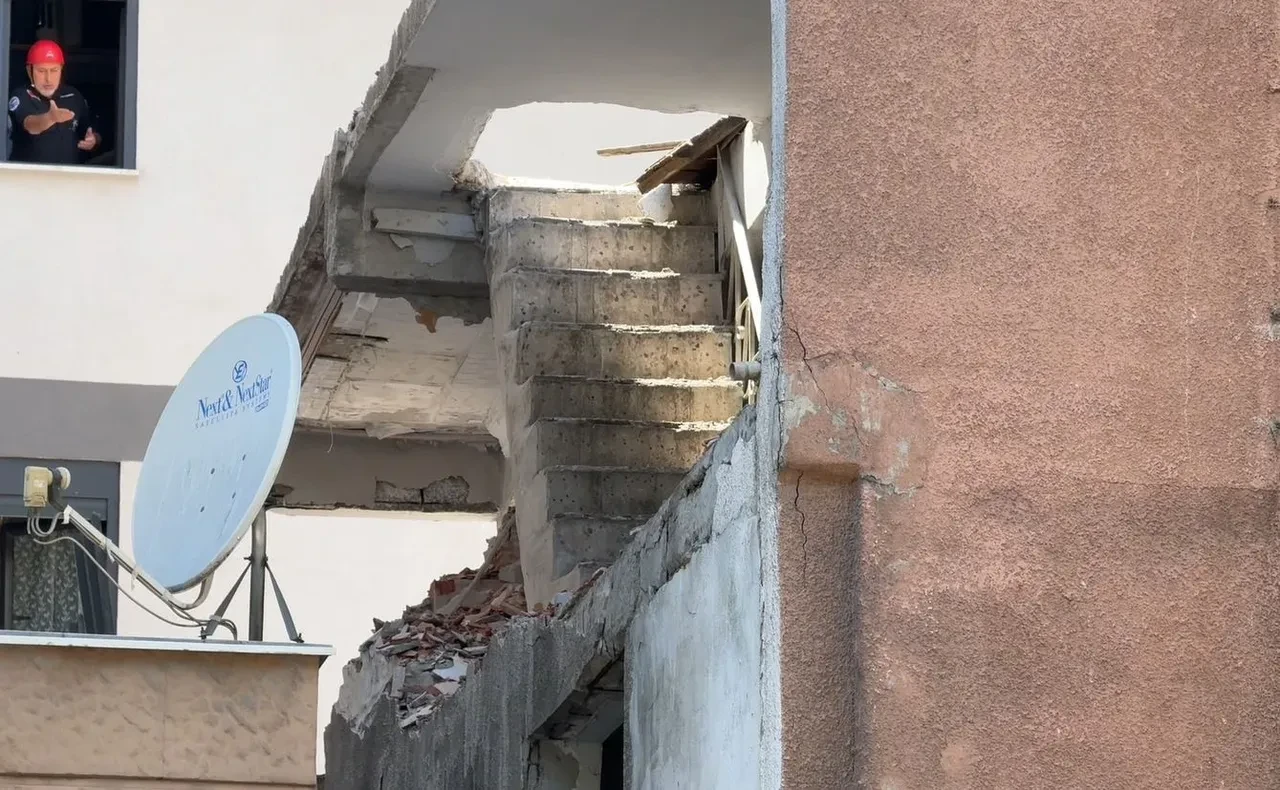 Küçükçekmece’de yıkım sırasında korku dolu anlar! 3 işçi enkaz altında kaldı