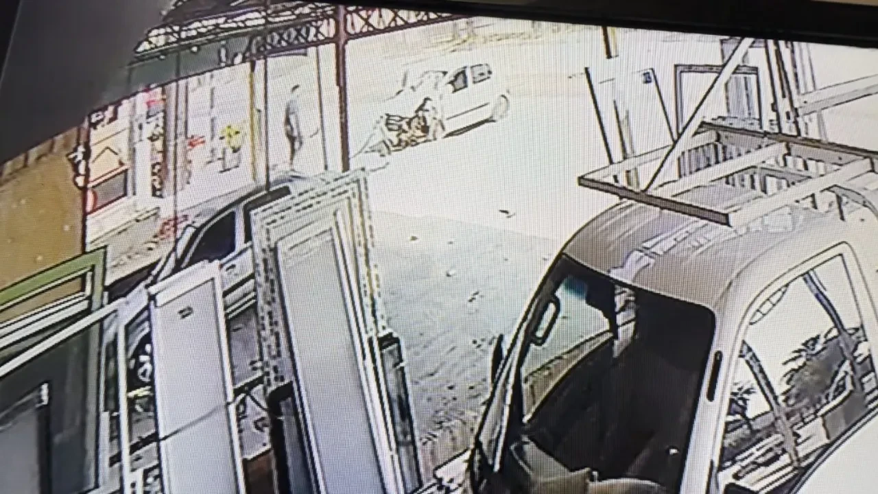 Otomobil sollama yaparken refüjdeki bariyerlere böyle çarptı
