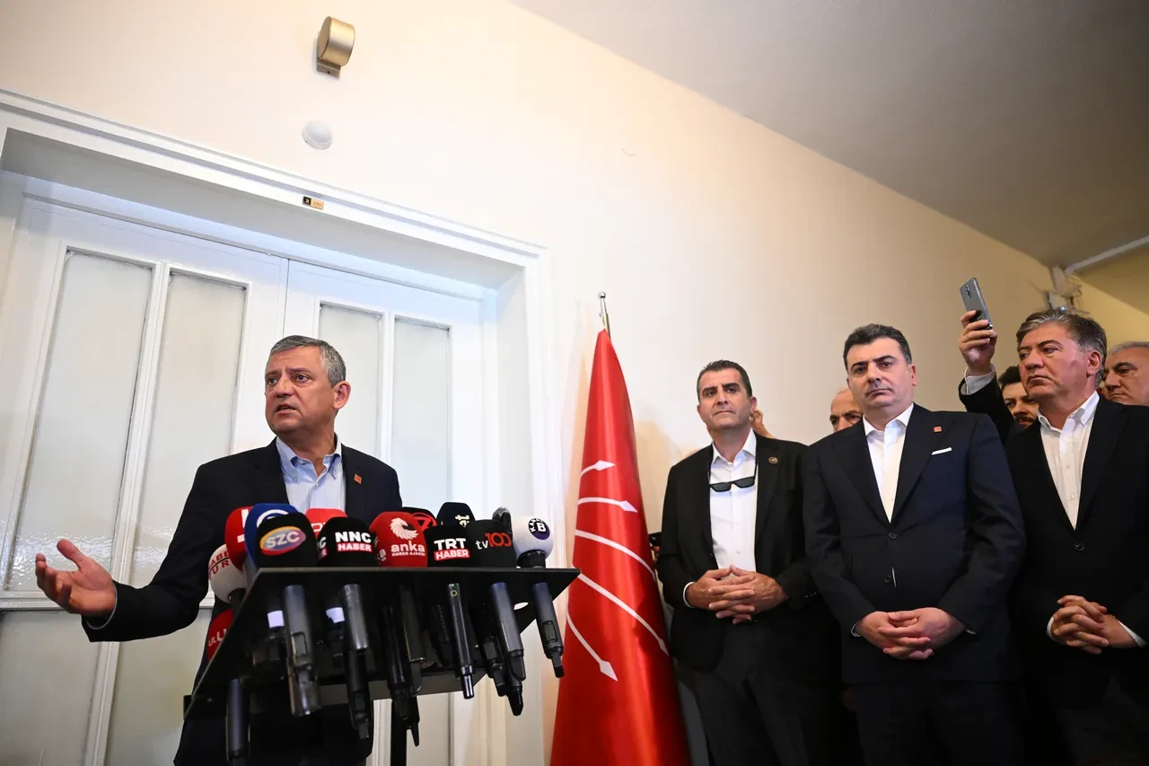 Özgür Özel DSP'nin ardından Genç Parti'ye gitti: Cem Uzan ile görüşme ortaya çıktı