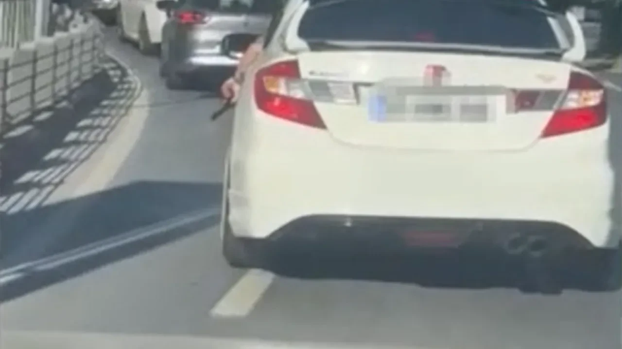 Sarıyer'de ilginç anlar! Oyuncak silahla direksiyon başına geçti hemen yakalandı