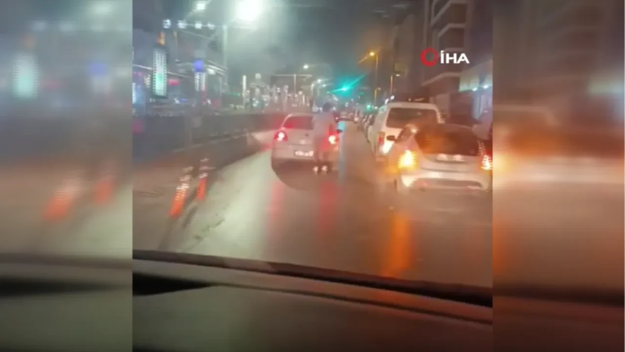 Sultangazi’de tehlikeli anlar! Patenli genç trafikte canını hiçe saydı