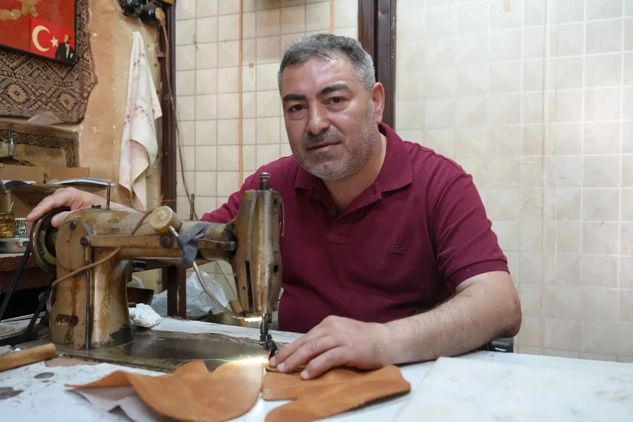 Teknolojiye direniyor, 12 metrekarelik dükkandan dünyaya açılıyor! Avrupa ülkeleri peşinde