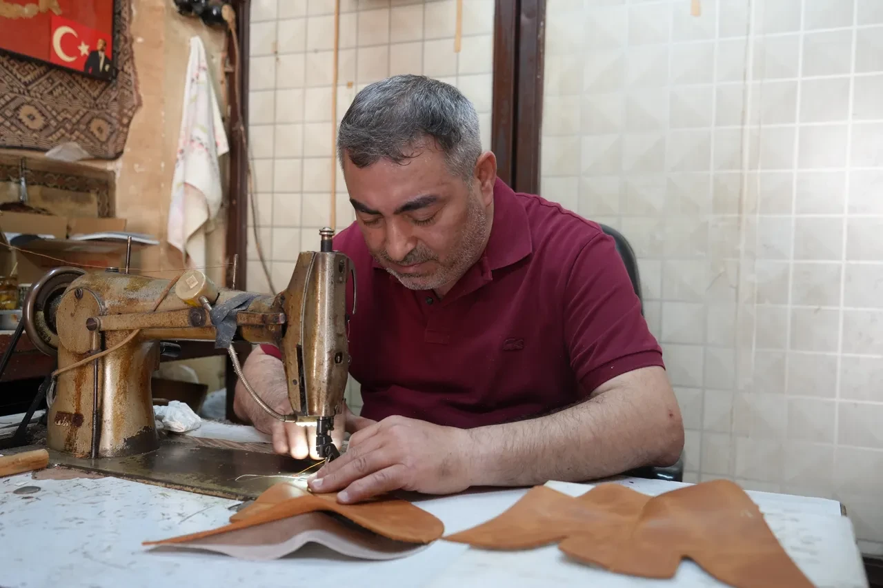 Teknolojiye direniyor, 12 metrekarelik dükkandan dünyaya açılıyor! Avrupa ülkeleri peşinde