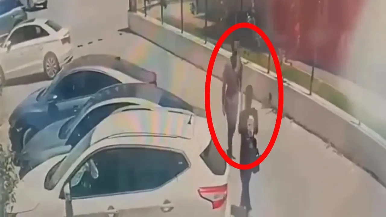 Adana'da vahşet! Saplantılı olduğu kadını sokak ortasında defalarca bıçakladı: O anlar kamerada 