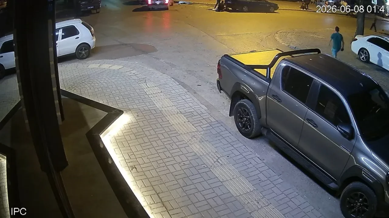 Antalya'da otomobil ile motosiklet çarpıştı: Çarpmanın şokuyla 10 metre yürüyüp yere yığıldı!