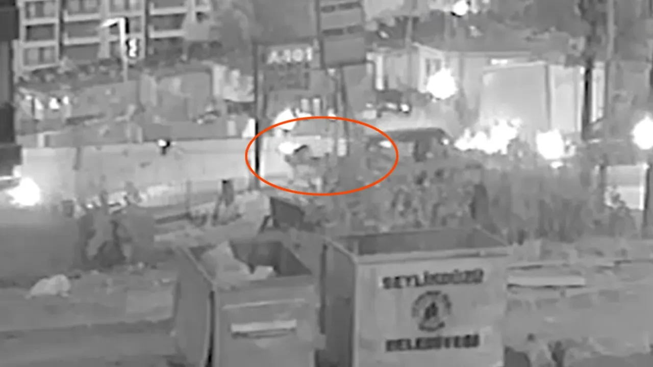 Beylikdüzü'nde inanılmaz kaza! Işıktaki iki otomobile çarparak karşı yola uçtu
