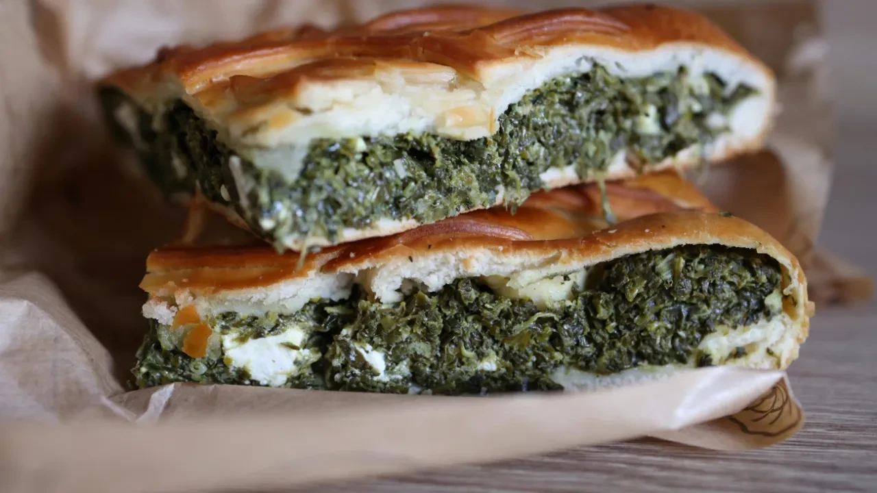 Evde hazır yufkadan börek yaparken sosun yufkayı hamur etmemesi için doğru yoğurt-süt oranı
