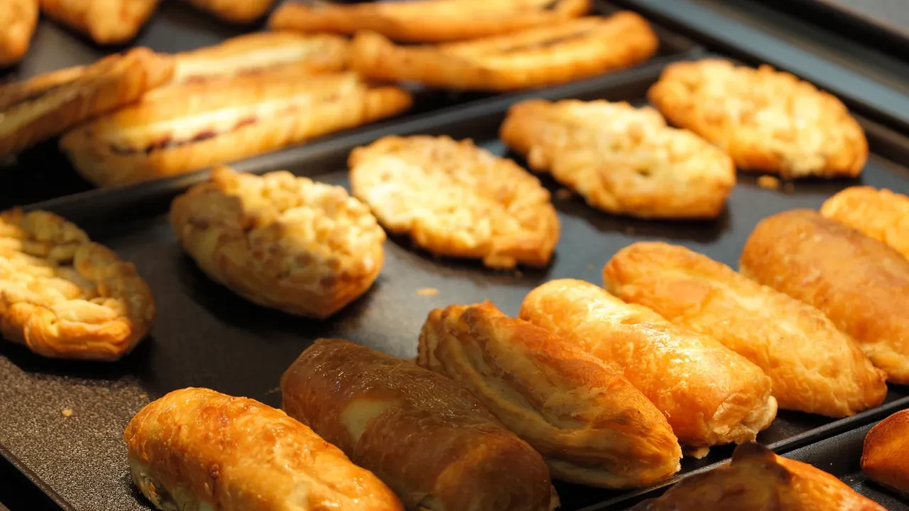 Evde hazır yufkadan börek yaparken sosun yufkayı hamur etmemesi için doğru yoğurt-süt oranı
