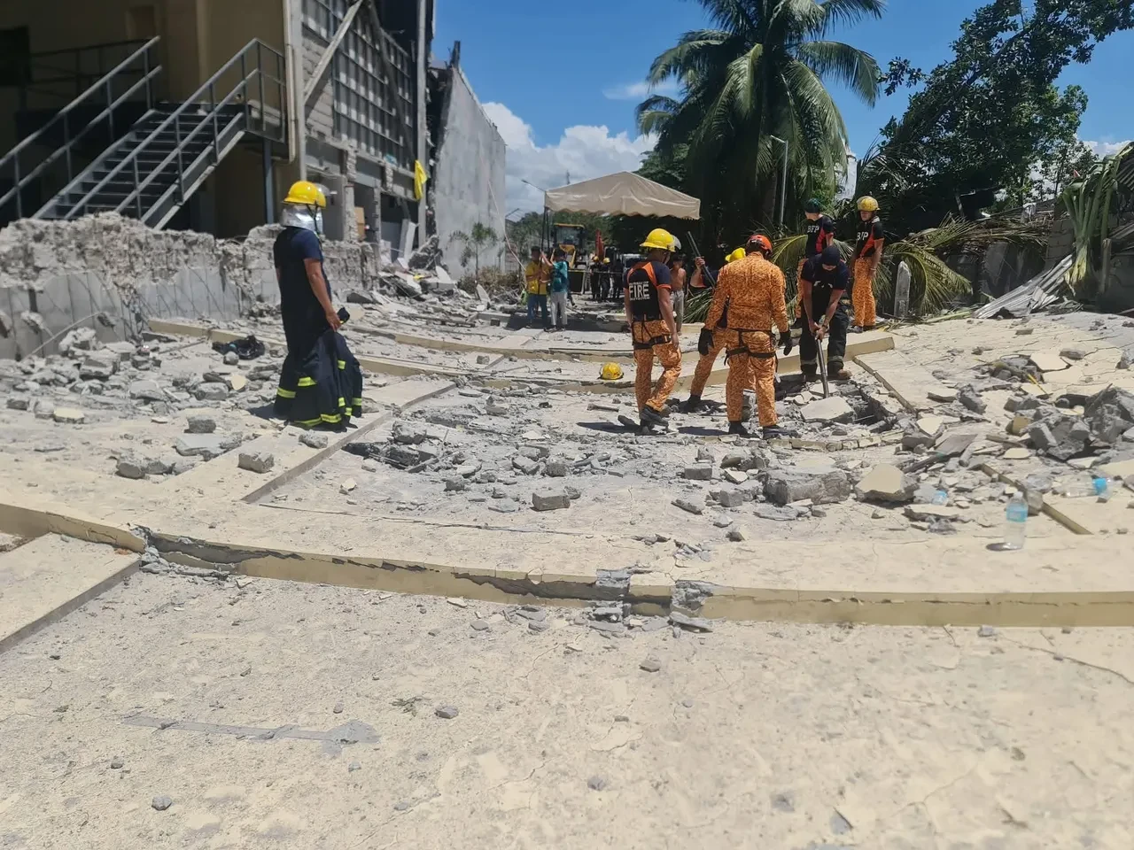 Filipinler'de 7.8 büyüklüğündeki depremde can kaybı artıyor: Tsunami dalgaları Japonya'yı da vurdu
