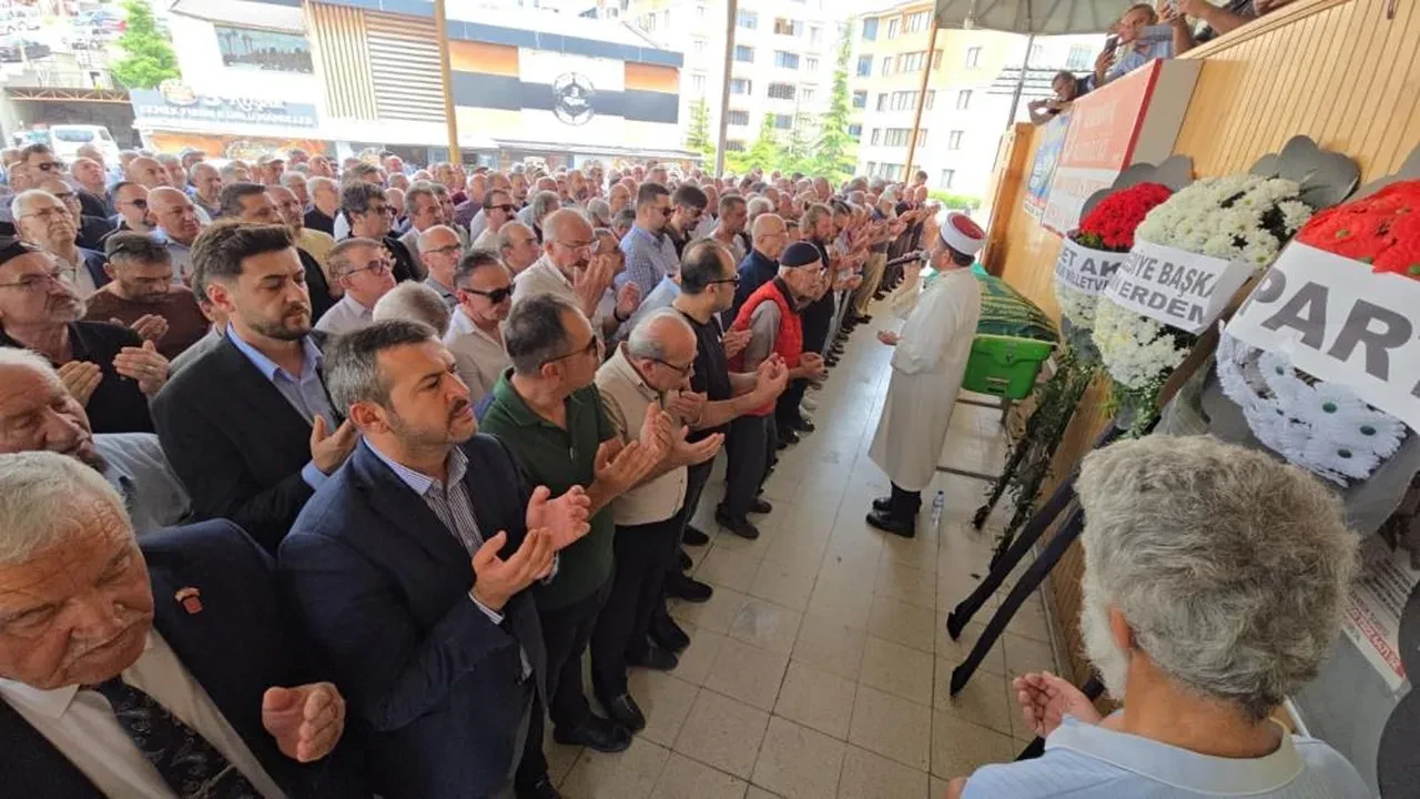 Filyos Çayı'na düşerek hayatını kaybeden CHP Karabük İl Başkan Yardımcısı Mustafa Erten son yolculuğuna uğurlandı