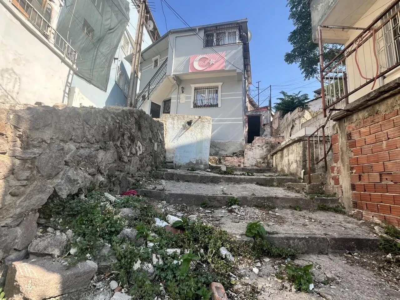 İzmir'de eski eş kezzapla öldürdü! Annesini korumaya çalışan 13 yaşındaki çocuk ağır yaralandı
