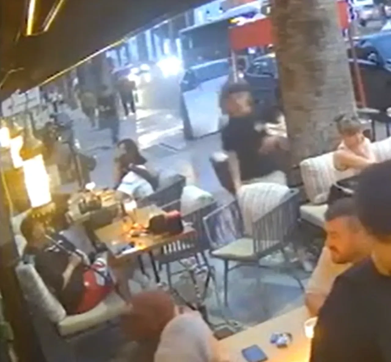 İzmir'de ortaokul öğrencisi Erdem Demir bıçaklanarak hayatını kaybetti! Kafeye sığındığı anlar ortaya çıktı
