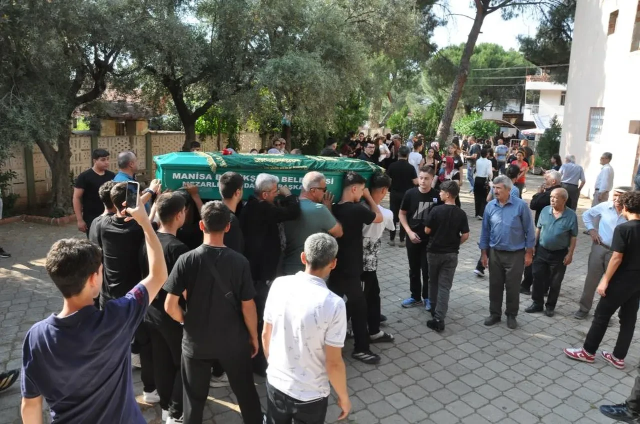 İzmir'de ortaokul öğrencisi Erdem Demir bıçaklanarak hayatını kaybetti! Kafeye sığındığı anlar ortaya çıktı