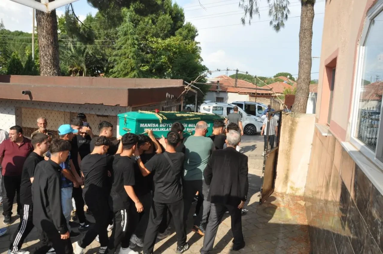 İzmir'de ortaokul öğrencisi Erdem Demir bıçaklanarak hayatını kaybetti! Kafeye sığındığı anlar ortaya çıktı