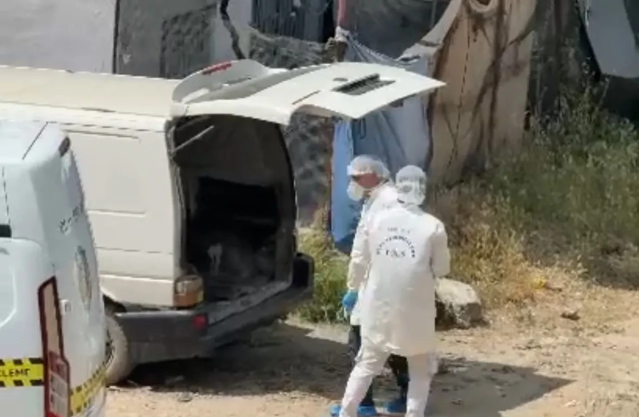Koku kanalizasyondan geliyor zannettiler, çürümüş ceset çıktı! Çocukların merakı korkunç gerçeği ortaya çıkardı