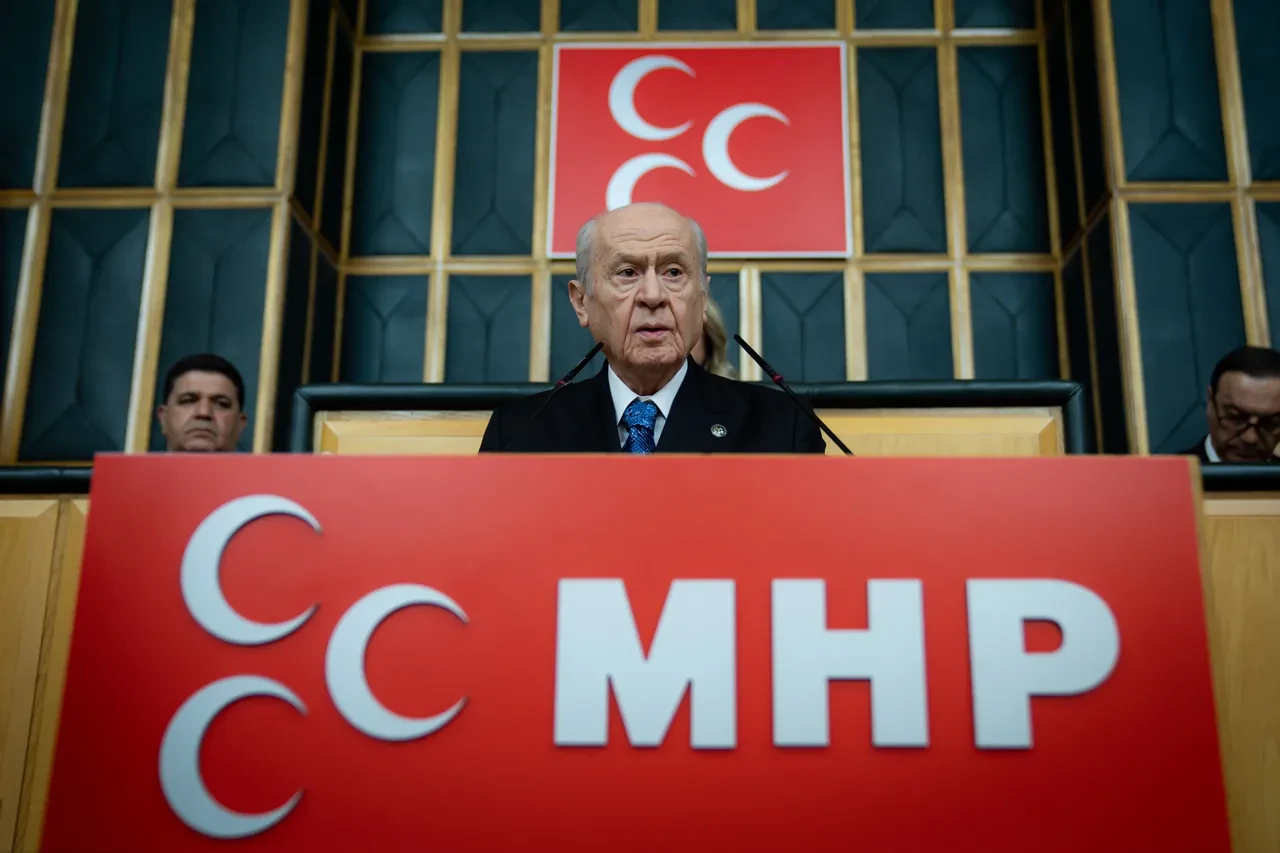 MHP lideri Devlet Bahçeli'den Özgür Özel'e kürsüden çağrı! 'Keskin sirke küpüne zarar verir'