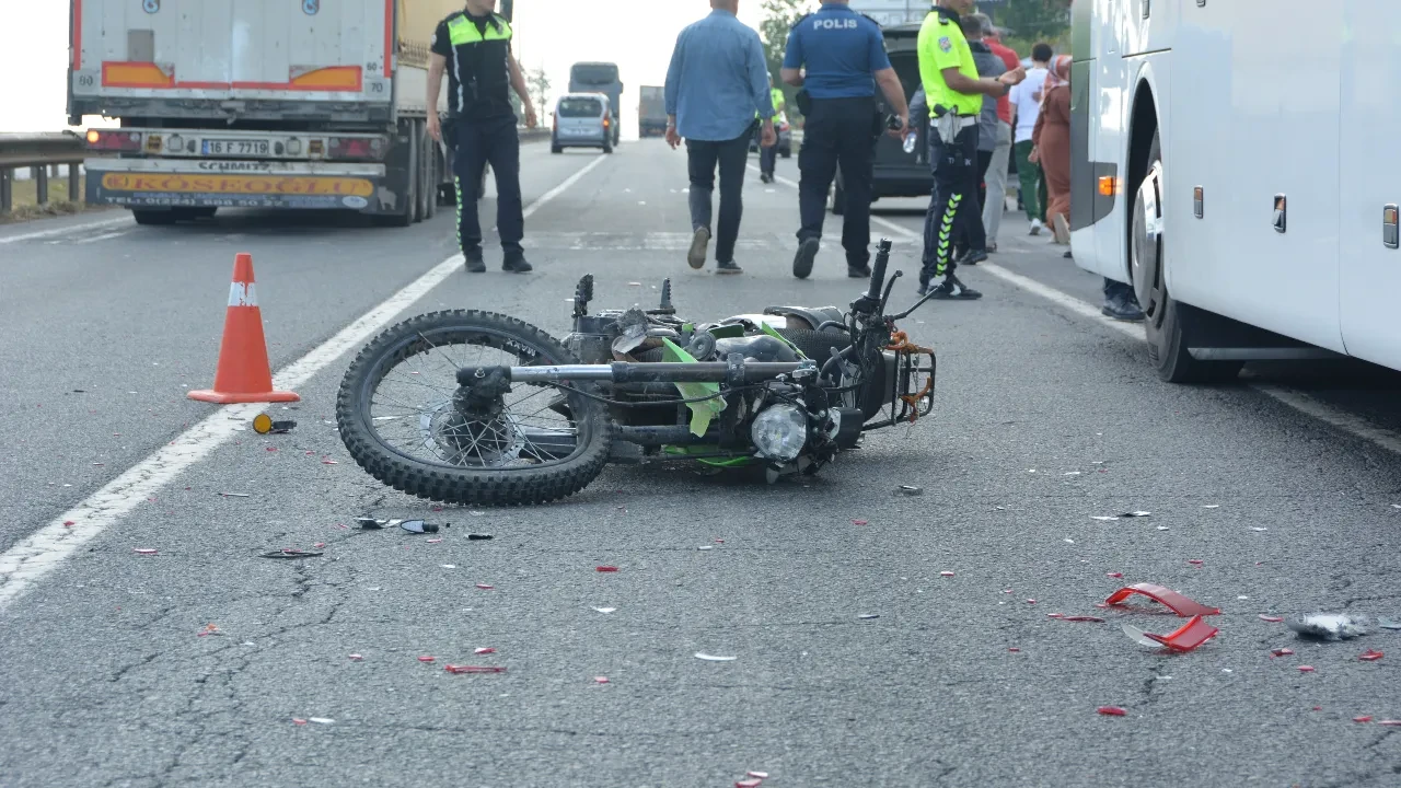 Motosiklet önce otobüse çarptı, sonra otomobilin altında kaldı: 39 yaşındaki sürücüden acı haber