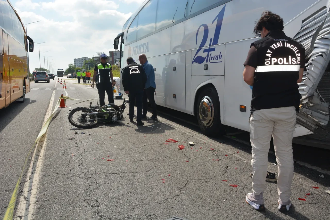 Motosiklet önce otobüse çarptı, sonra otomobilin altında kaldı: 39 yaşındaki sürücüden acı haber