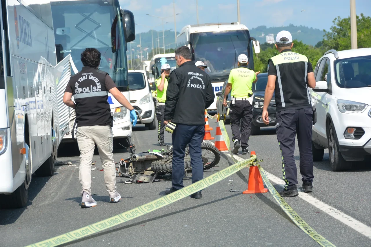 Motosiklet önce otobüse çarptı, sonra otomobilin altında kaldı: 39 yaşındaki sürücüden acı haber