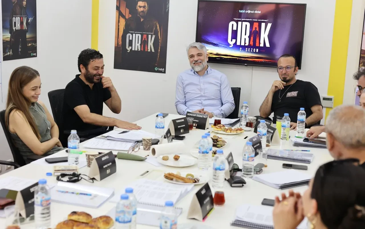 Uzak Şehir'in oyuncuları yeniden bir arada! Ozan Akbaba ile Gonca Cilasun Çırak dizisinde buluştu
