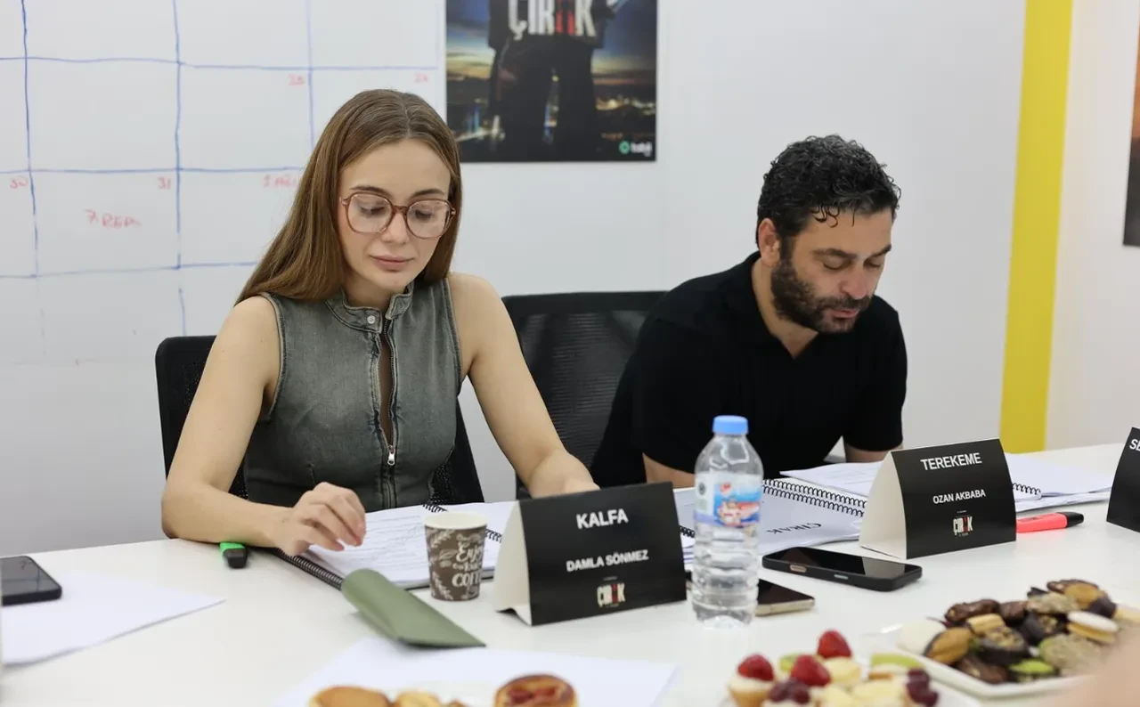 Uzak Şehir'in oyuncuları yeniden bir arada! Ozan Akbaba ile Gonca Cilasun Çırak dizisinde buluştu