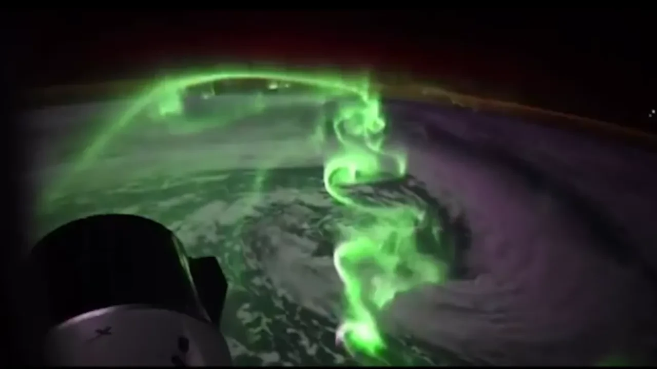 Uzaydan görülmemiş manzara! SpaceX Dragon'dan olağanüstü kutup ışıkları