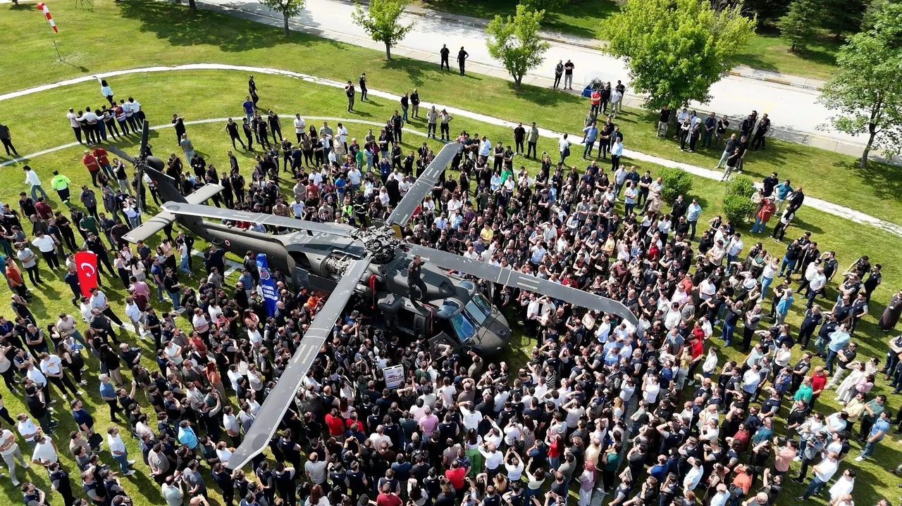 Yerli motorla havalanan T70 helikopterinden TEI semalarında özel uçuş