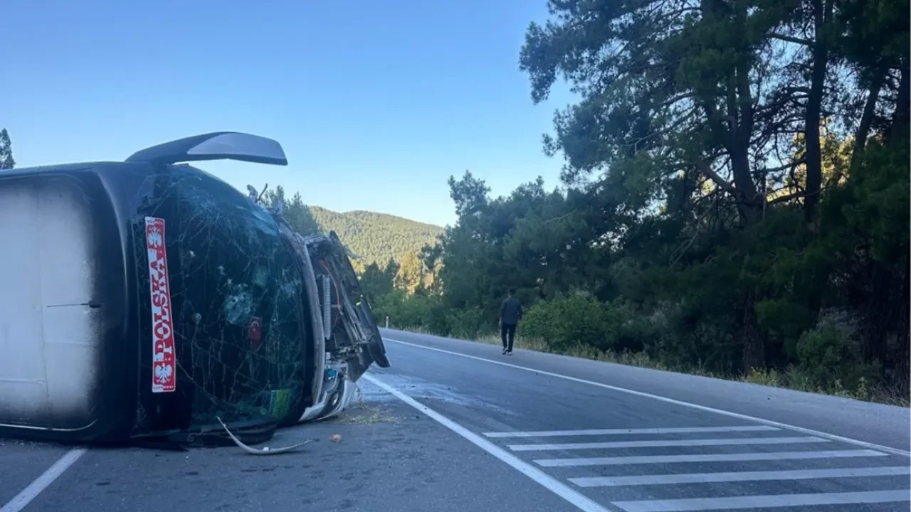Antalya'da tur otobüsü ile otomobil çarpıştı! Ölü ve yaralılar var