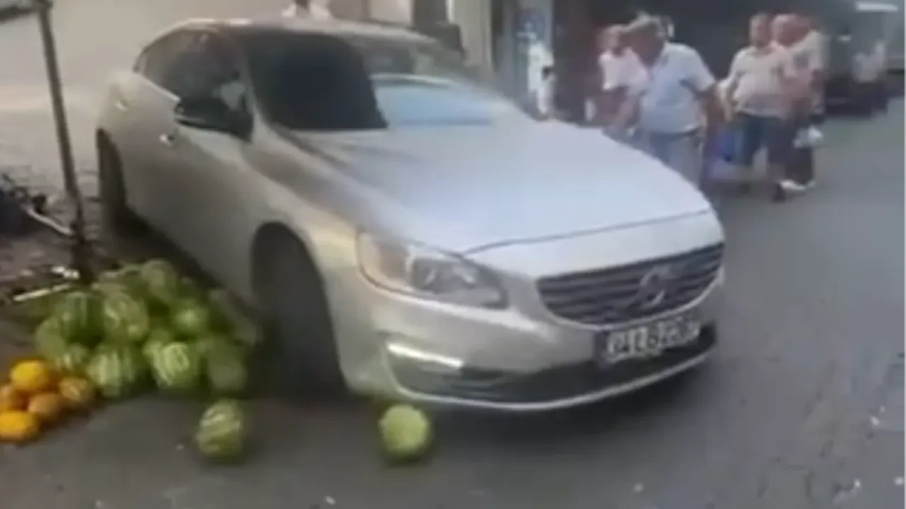 Aydın'da alkollü sürücü pazara daldı, karpuz tezgahını dümdüz etti!