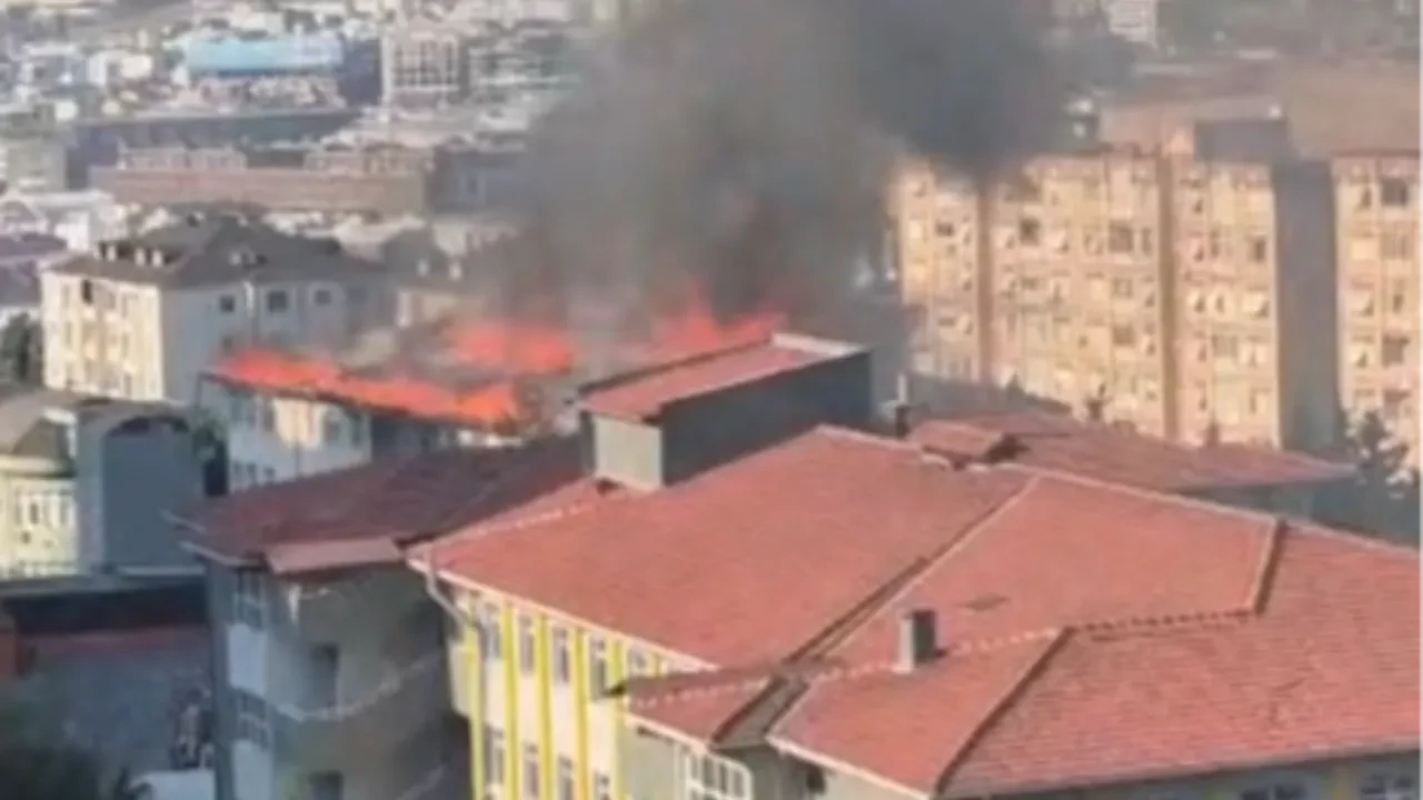 Beylikdüzü’nde korkutan yangın! Ortaokulun çatısından alevler yükseliyor