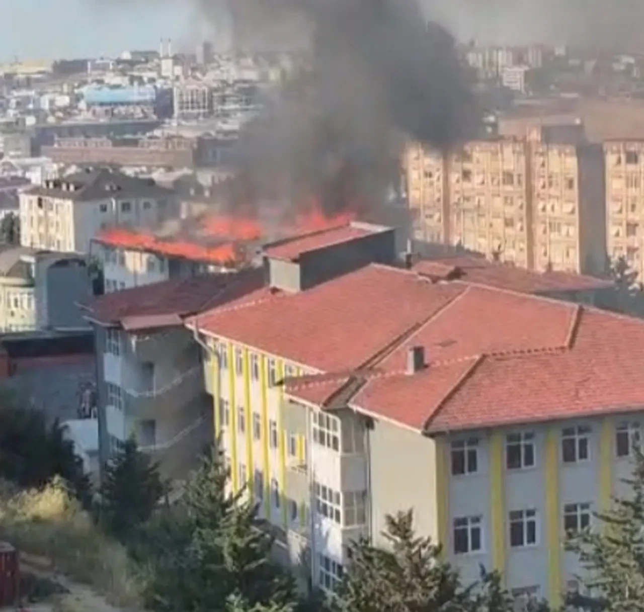 İstanbul'da korkutan yangınlar! Büyükada ve Beylikdüzü'nden alevler yükseliyor