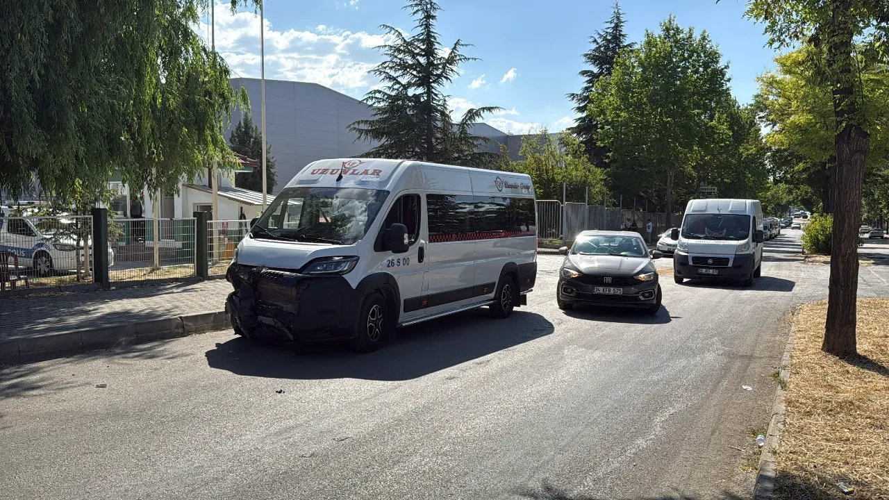 Eskişehir'de işçi servisi ile otomobil kazaya karıştı: 11 yaralı
