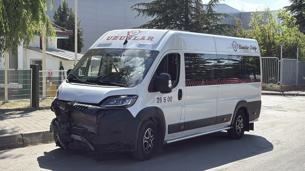 Eskişehir'de işçi servisi ile otomobil kazaya karıştı: 11 yaralı