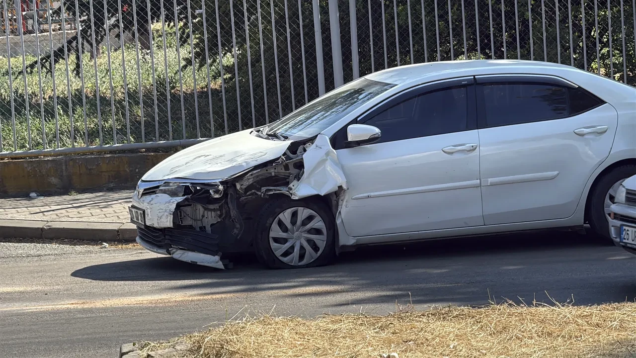 Eskişehir'de işçi servisi ile otomobil kazaya karıştı: 11 yaralı