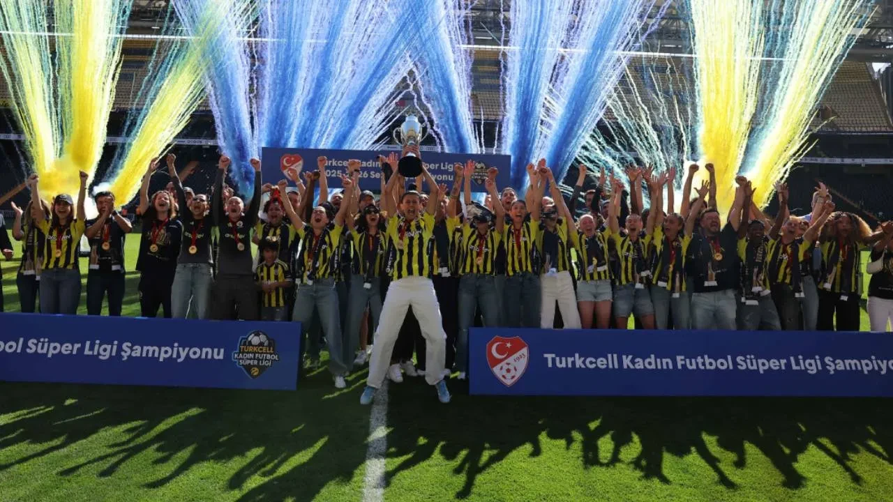 Fenerbahçe 7 isimle yollarını ayırdı! Futbolcuların ismi açıklandı