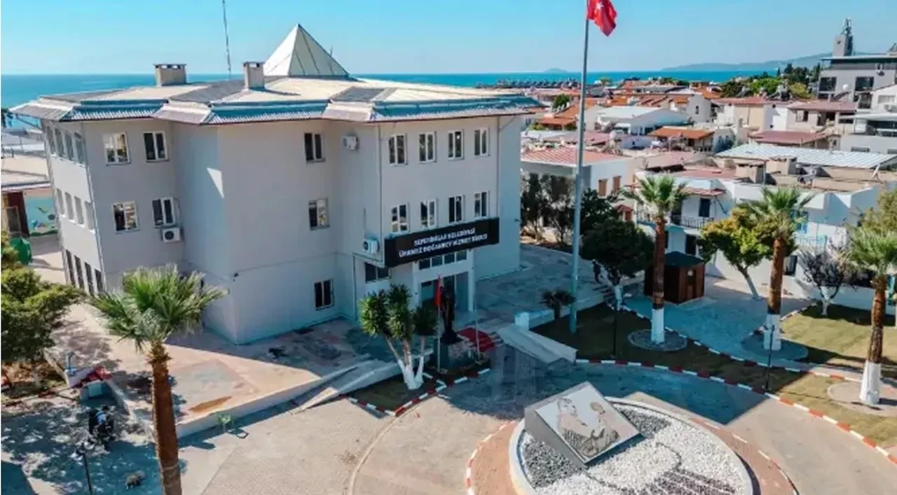 İçişleri Bakanlığı duyurdu! Seferihisar Belediye Başkanı İsmail Yetişkin görevden uzaklaştırıldı