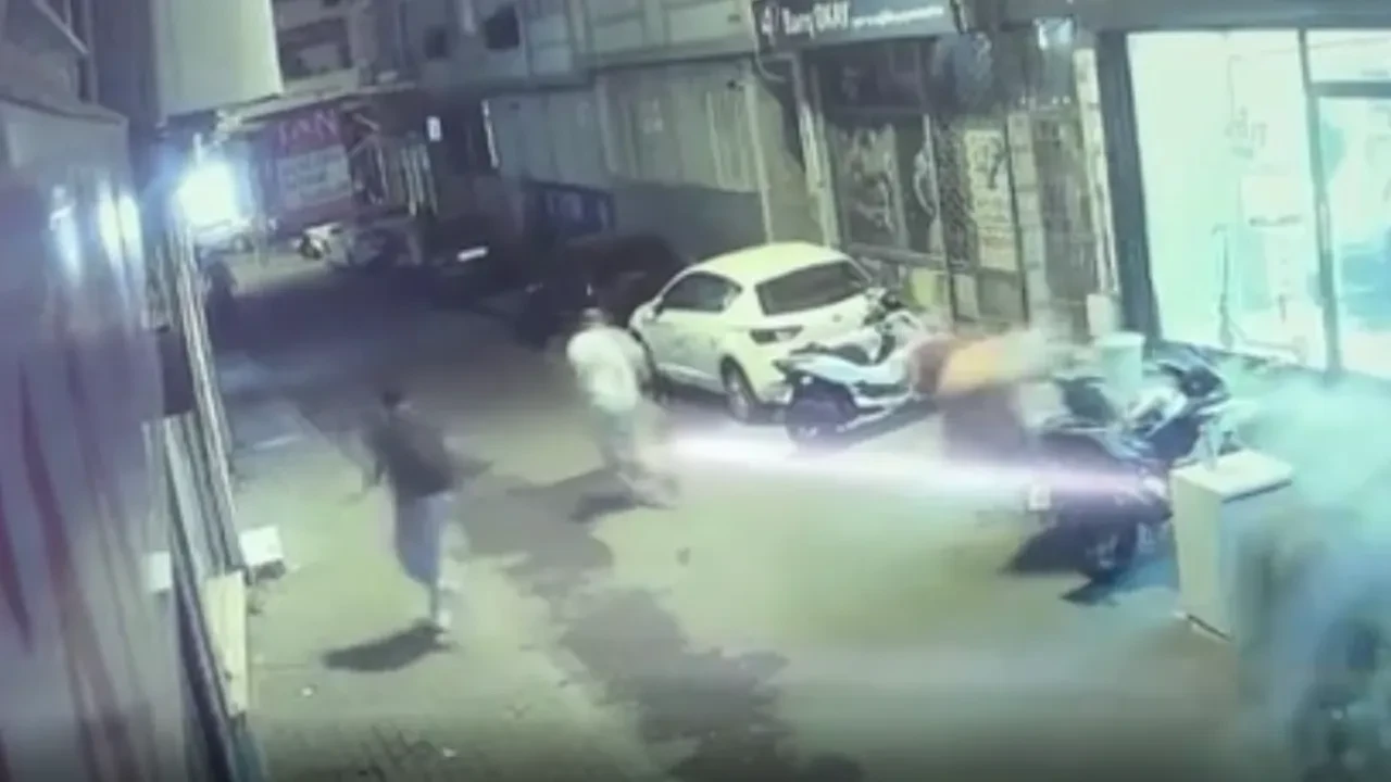İstanbul'da facianın eşiğinde dönüldü! Binadan düşen beton parçalarından son anda kurtuldular