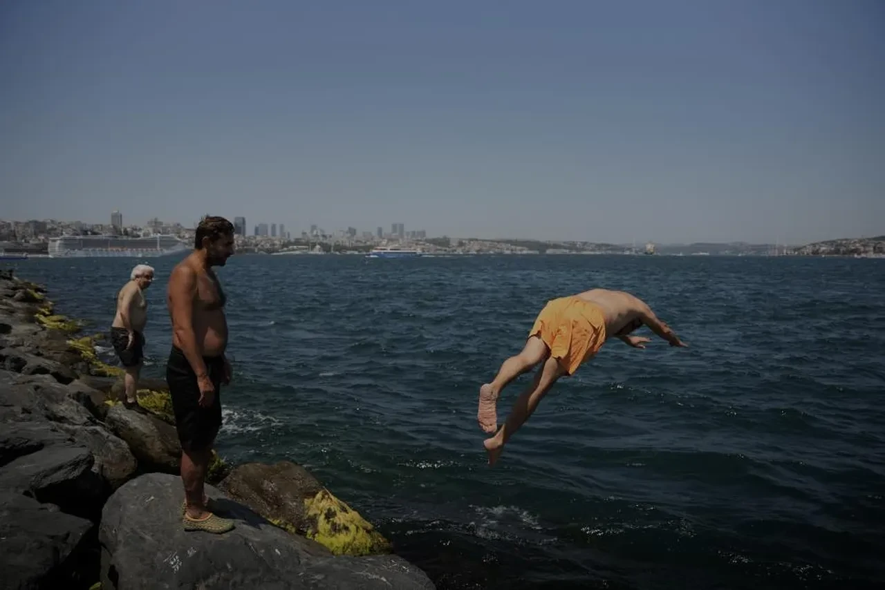 İstanbul'da sıcaktan bunalanlar kendilerini boğazın serin sularına bıraktı