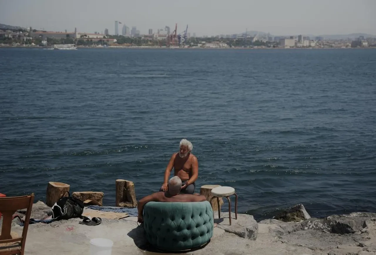 İstanbul'da sıcaktan bunalanlar kendilerini boğazın serin sularına bıraktı