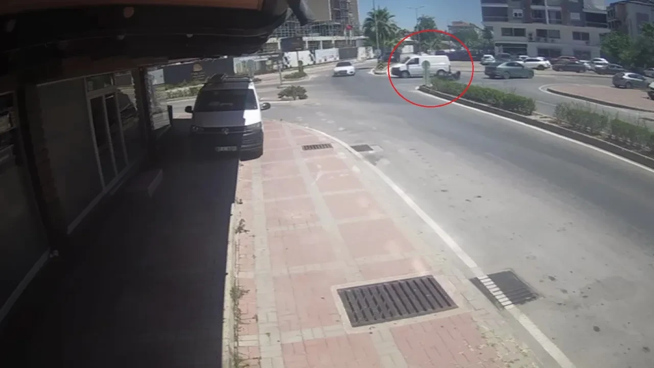 Kamyonete çarpmamak için son anda fren yapan motosikletli devrildi