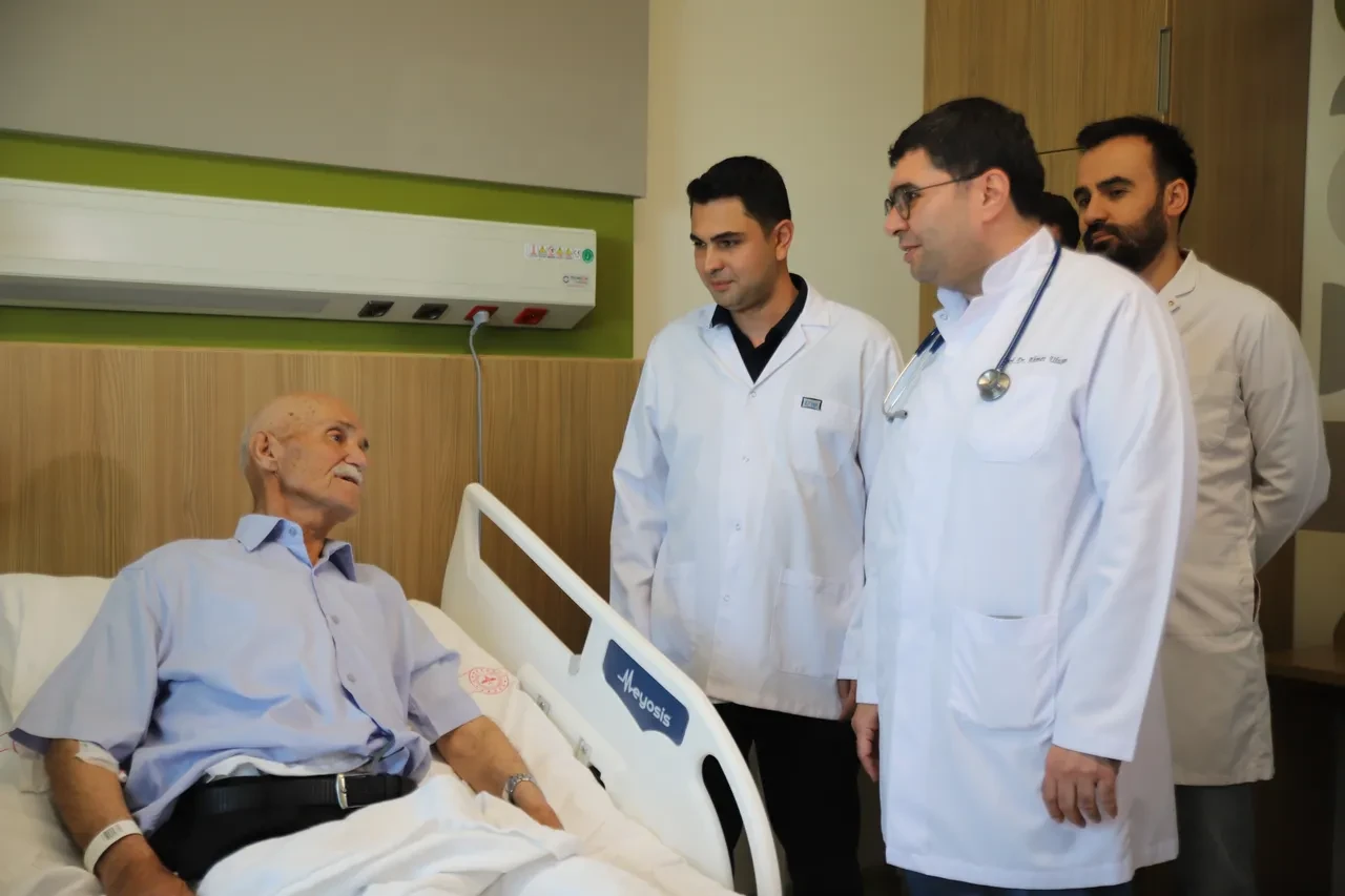 Karın ağrısıyla hastaneye gitti, karaciğerinden çıkan şoke etti! Yaklaşık 10 saatlik ameliyatla kurtuldu