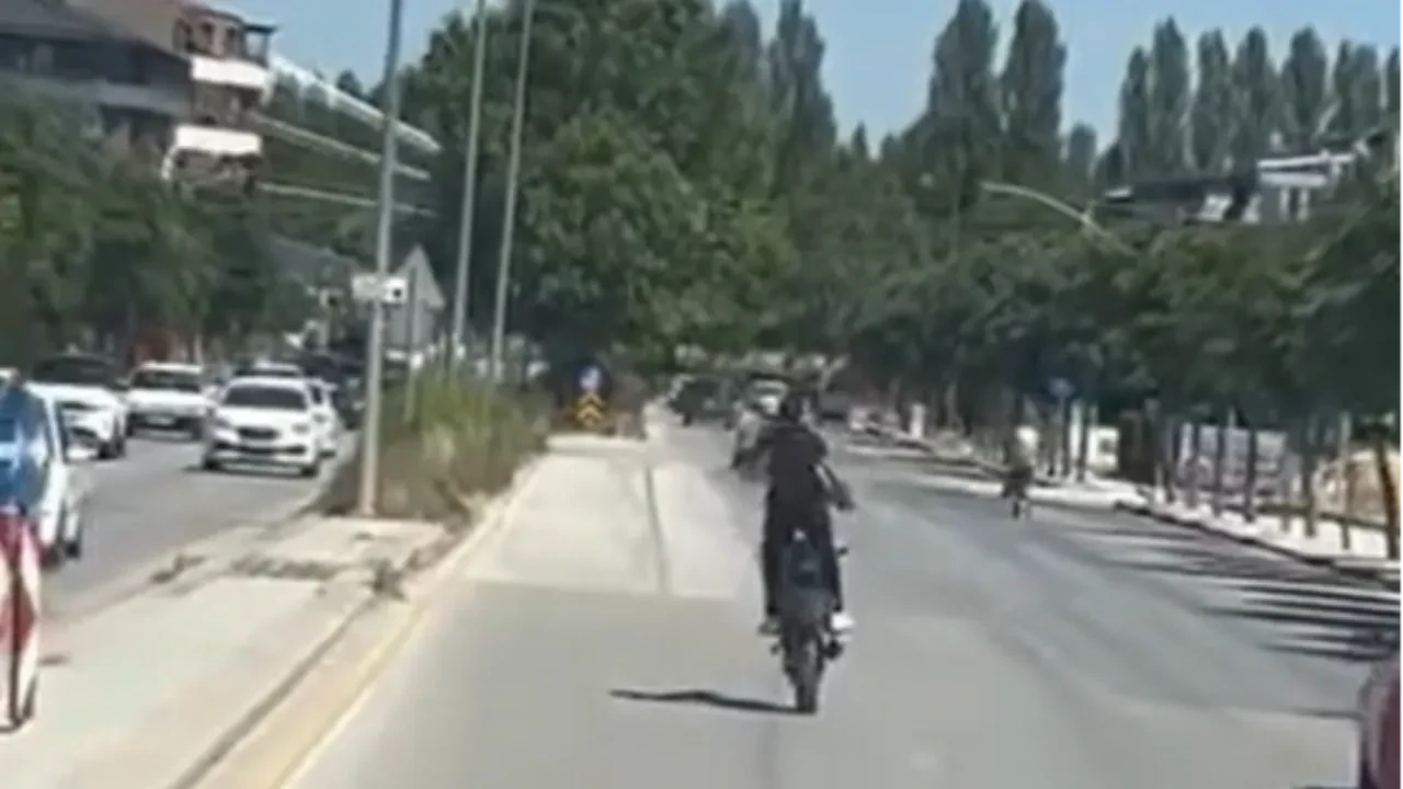 Kasksız ve plakasız tek teker üzerinde ilerledi, kırmızı ışığı ihlal etti